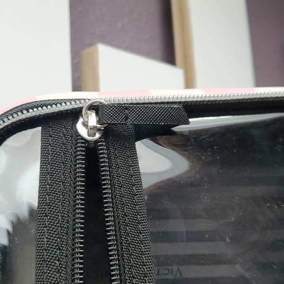 Victoria's Secret travel makeup/skin care hang bag in Pink - Picture 5 of 6